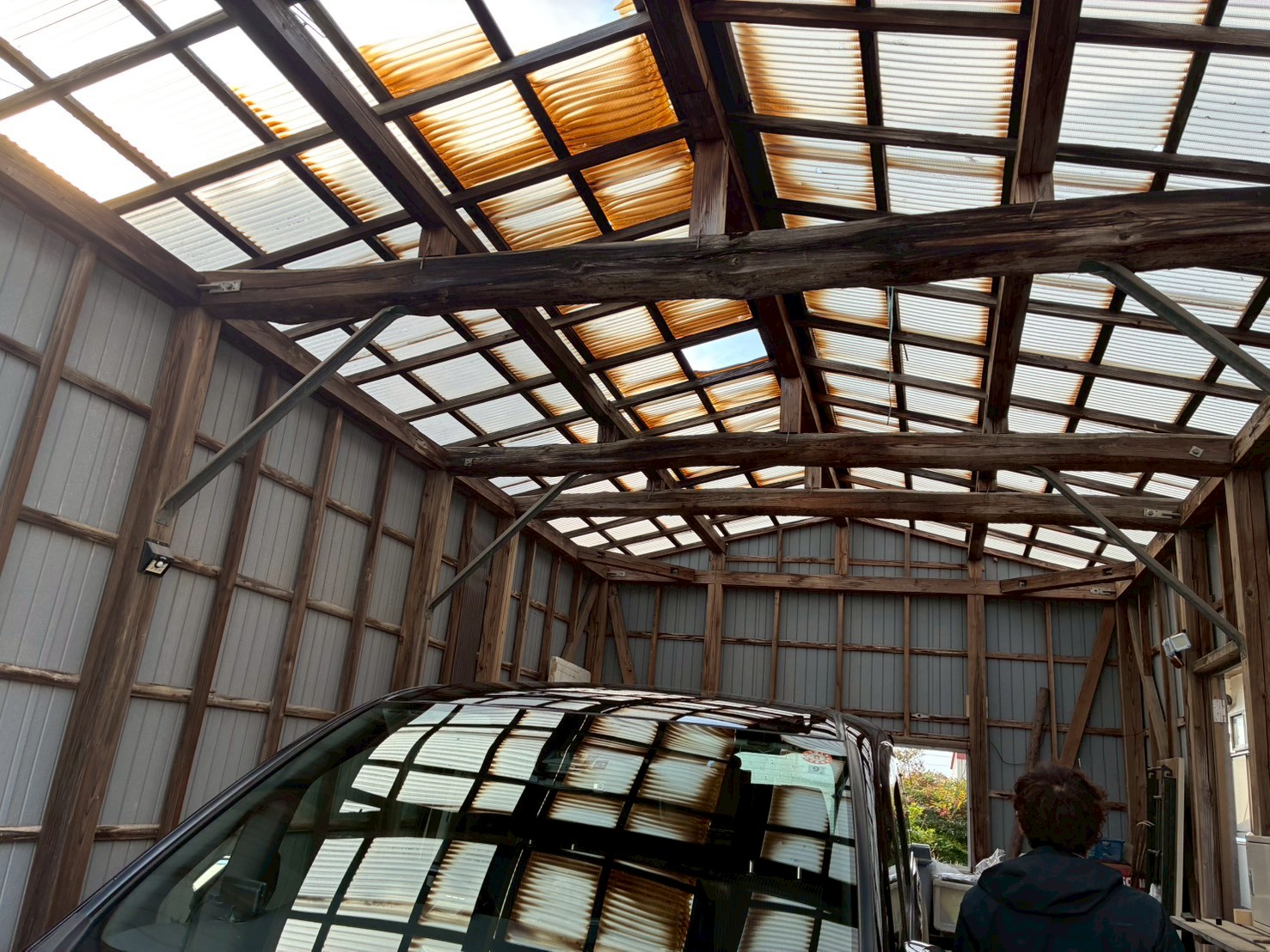 ガレージ屋根を支える木の構造体